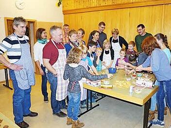 Viel Spaß hatten die Familien beim gemeinsamen Backen in der Thüringer Hütte.  Foto: Marion Eckert