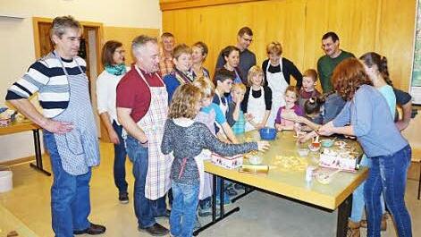 Viel Spaß hatten die Familien beim gemeinsamen Backen in der Thüringer Hütte.  Foto: Marion Eckert