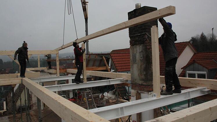 Es ist kalt. Der Wind pfeift durchs Gebälk. Doch den Zimmerern der Firma Wenzel aus Euerdorf macht das nichts aus. Schließlich sind sie es gewohnt, tagtäglich und bei fast jedem Wetter in luftigen Höhen zu arbeiten. Diesmal sind sie auf dem Dach des örtlichen Altenheims tätig, um ein neues zu errichten. Foto: Kerstin Väth