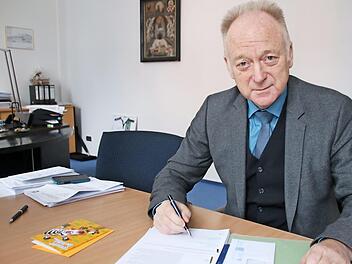 Für einige Tage hat Bürgermeister Helmut Blank seine Arbeit aufgenommen. Doch er ist noch nicht wieder fit. Das hat er in dieser Woche gemerkt. Es wird wohl noch einige Monate dauern, bis er wieder voll dienstfähig ist. Foto: Heike Beudert