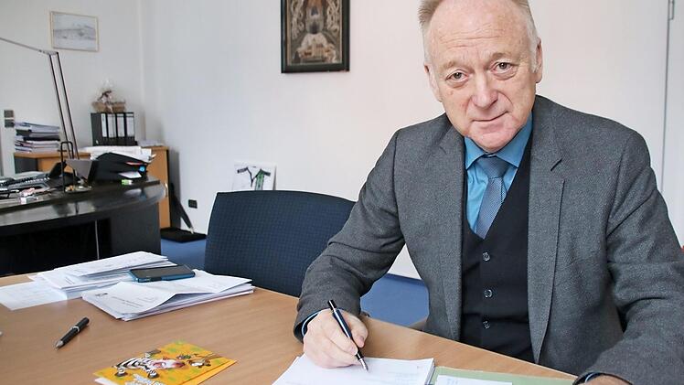 Für einige Tage hat Bürgermeister Helmut Blank seine Arbeit aufgenommen. Doch er ist noch nicht wieder fit. Das hat er in dieser Woche gemerkt. Es wird wohl noch einige Monate dauern, bis er wieder voll dienstfähig ist. Foto: Heike Beudert