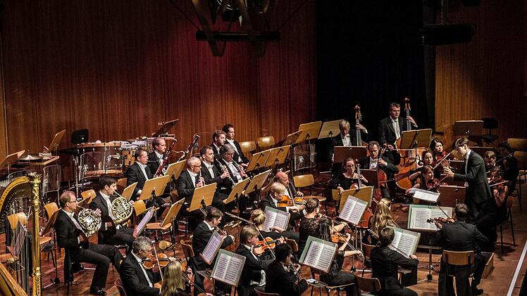 Unter Leitung seines neuen Ersten Kapellmeisters Johannes Braun beeindruckte das Philharmonische Orchester des Landestheater beim Konzert im Kongresshaus.Foto: Jochen Berger