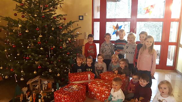 Eifrig waren die Kinder beim Packen der Weihnachtsp&auml;ckchen dabei. Foto: Petra Malbrich