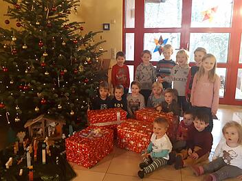 Eifrig waren die Kinder beim Packen der Weihnachtspäckchen dabei. Foto: Petra Malbrich