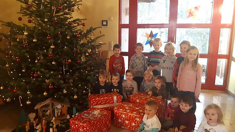Eifrig waren die Kinder beim Packen der Weihnachtspäckchen dabei. Foto: Petra Malbrich