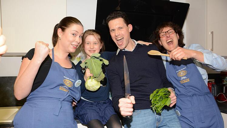 Familie Müller mit Anna-Katharina, Lilia-Katharina und Klaus-Alexander Müller sowie deren Freundin Anja Gimpel-Henning  Foto: Dagmar Besand