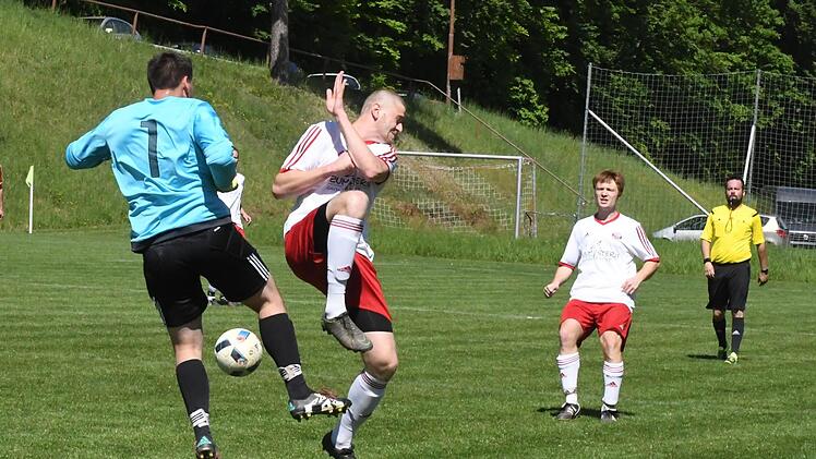 Bitte schieß mich nicht ab: Obererthals Stürmer Erik Widiker will eine Kollision mit Schondras Keeper Marius Müller vermeiden.Hopf