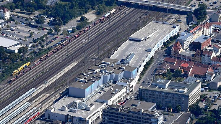 Riesenimmobilie in bester Lage: Das Atrium am Bamberger Bahnhof steht vor einer neuen Entwicklung.  Foto: Ronald Rinklef