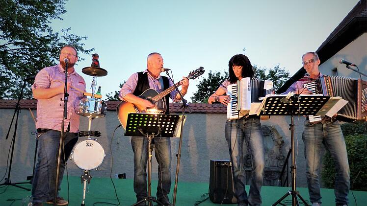Mit fränkischer Volksmusik und bekannten Wirtshausliedern wusste die Gruppe "Quetschen-Rock" zu begeistern. Foto: Werner Reißaus