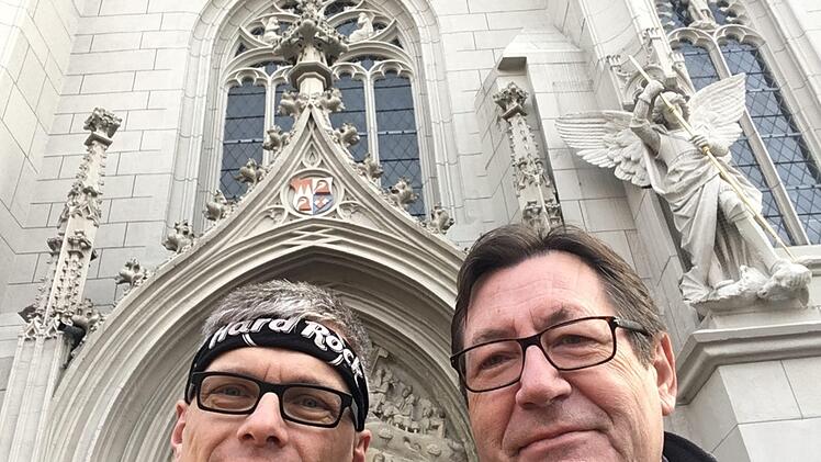 Querläufer Jochen Brosig (li.) und Toni Eckert vor einem der bedeutendsten gotischen Bauten Unterfrankens: die Ritterkapelle in Haßfurt ist die älteste Wallfahrtskirche des Bistums Würzburg.