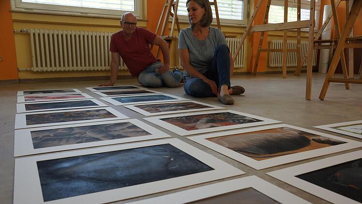 Bernhard Gößmann-Schmitt und Thea Keßler mit Bildern von einem Wettbewerb zur Kunstwoche 2018. Foto: Arkadius Guzy/Archiv