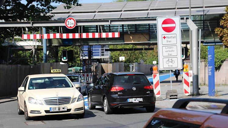 Von Ost nach West ist am Maximliansplatz  in Erlangen die Durchfahrt nur für Rettungsdienst, Busse und Radfahrer erlaubt.  Was mancher Fahrer noch nicht ganz  mitbekommen hat.  Foto:  Christian Bauriedel