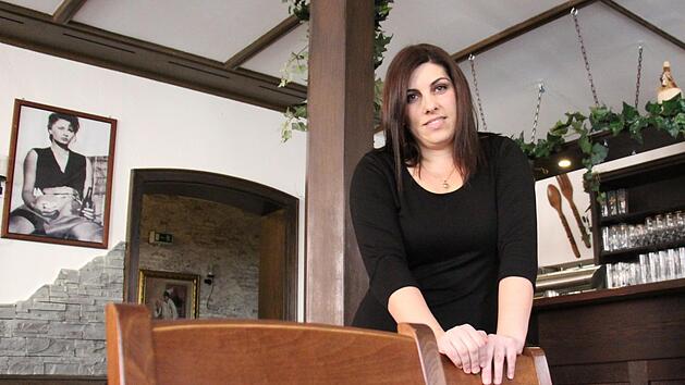 Keine einfache Situation: Carmen D'Aniello hat sich entschieden, die Pizzeria Saporito   ihres verstorbenen Mannes weiterzuführen.  Foto: Christian Bauriedel
