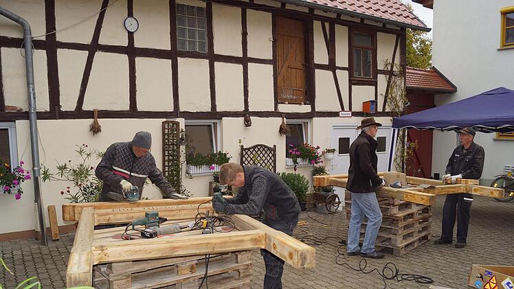 Freiwillige Helfer beim Abschleifen der Tafel-Gerüste. Foto: Schaupp