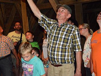 Ulf Zeidler in seinem Element: Hier erklärt er die Lebensweise der Fledermäuse im Diebacher Kirchendach.