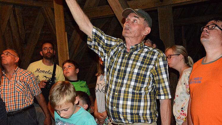 Ulf Zeidler in seinem Element: Hier erklärt er die Lebensweise der Fledermäuse im Diebacher Kirchendach.