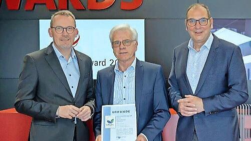 Die IHK Oberfranken &uuml;berreicht die EMAS-Urkunde an die Rudolf Zimmermann GmbH.