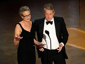 Andie MacDowell und Hugh Grant 2023