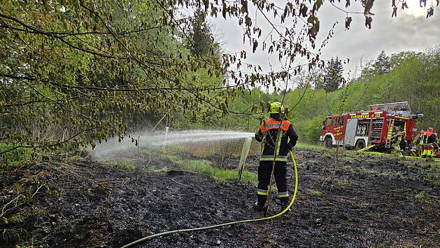 Gro&szlig;er Waldbrand im Kreis Neustadt Aisch: Radfahrer w&auml;hlt Notruf