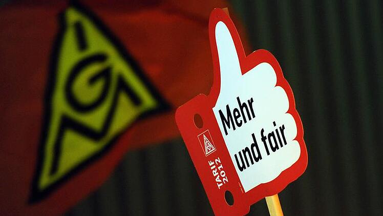 Die Gewerkschaft fordert für die Beschäftigten der Branche 6,5 Prozent mehr Geld sowie die unbefristete Übernahme aller Ausgebildeten und mehr Mitsprache für die Betriebsräte beim Einsatz von Leiharbeitern.