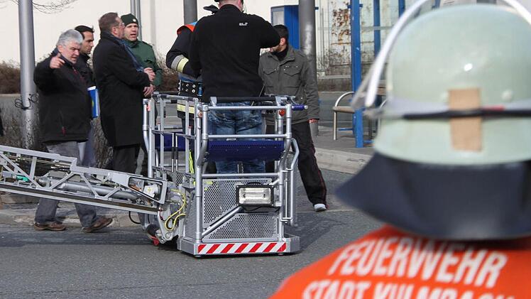 Der junge Mann wird weggebracht. Foto: Stephan Tiroch