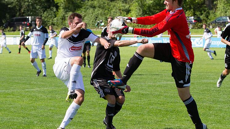 Beherzt greift der Kirchenlaibacher Keeper Tobias Obwandner zu bevor Daniel Fischer an den Ball kommt.