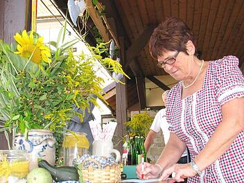 Gertrud Strätz an ihrem Stamm(arbeits)platz beim "Stabacher Weinfest". Für die 64-jährige Rentnerin dauert die zweitätige Veranstaltung aufgrund der vielen Vorbereitungen und dem Aufräumen einige Tage länger.  Foto: Ralf Naumann