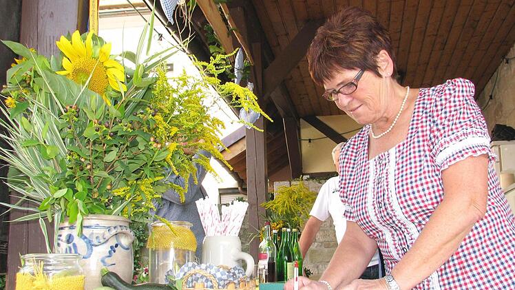 Gertrud Strätz an ihrem Stamm(arbeits)platz beim "Stabacher Weinfest". Für die 64-jährige Rentnerin dauert die zweitätige Veranstaltung aufgrund der vielen Vorbereitungen und dem Aufräumen einige Tage länger.  Foto: Ralf Naumann