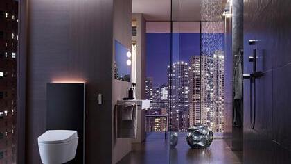 Nützlich und schick zugleich ist ein WC-Modul mit einer Farblichtleiste. Als Orientierungslicht weist sie im Dunkeln den Weg, als farbiger Abschluss sorgt sie für ein stimmungsvolles Ambiente. Foto: Vereinigung Deutsche Sanitärwirtschaft (VDS)/Geberit