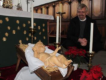 Ganz so verträumt und romantisch, wie hier auf diesem Bild, ist der Bezug der Geistlichkeit zum Weihnachtsfest nicht. Nicht nach all den strapaziösen Wochen. Stadtpfarrer Roland Neher nimmt trotzdem mal diese Pose ein. Foto: Markus Häggberg