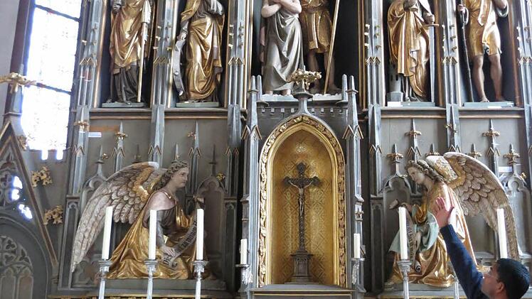 Pfarrer Sony Kochumalayil erklärt die Kernszene des Altars. Foto: Doris Bauer
