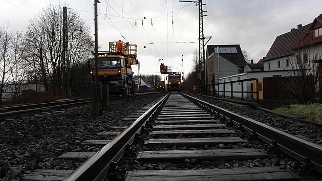 Die R&uuml;ckbauarbeiten an den Oberleitungen sind in Zapfendorf schon in vollem Gange. Fotos: Lisa Kieslinger
