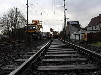 Die Rückbauarbeiten an den Oberleitungen sind in Zapfendorf schon in vollem Gange. Fotos: Lisa Kieslinger