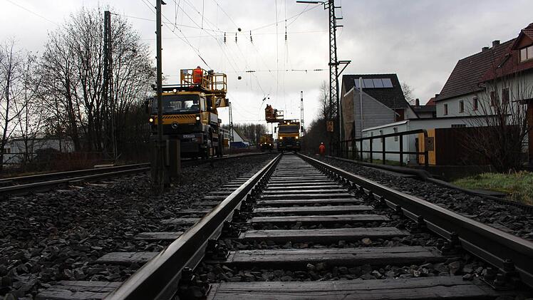 Die Rückbauarbeiten an den Oberleitungen sind in Zapfendorf schon in vollem Gange. Fotos: Lisa Kieslinger