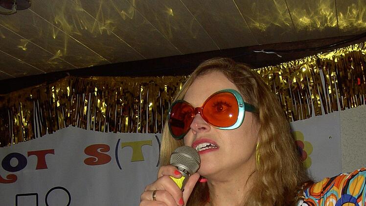 Moderatorin Donna Summer (Natascha Back)