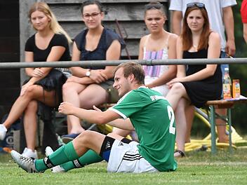 Sebastian Jung und der SV Langensendelbach landeten zwar am ersten Spieltag mit dem 0:4 gegen Tennenlohe auf dem Hosenboden, hoffen aber nun in Kersbach auf die ersten Punkte.Sportfoto Zink/Archiv