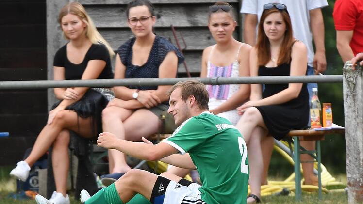 Sebastian Jung und der SV Langensendelbach landeten zwar am ersten Spieltag mit dem 0:4 gegen Tennenlohe auf dem Hosenboden, hoffen aber nun in Kersbach auf die ersten Punkte.Sportfoto Zink/Archiv