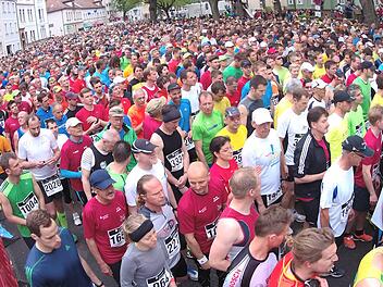Das Bad in der Menge ist beim Start zum Halbmarathon obligatorisch.  Foto: Ronald Rinklef