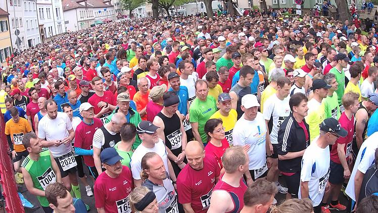 Das Bad in der Menge ist beim Start zum Halbmarathon obligatorisch.  Foto: Ronald Rinklef