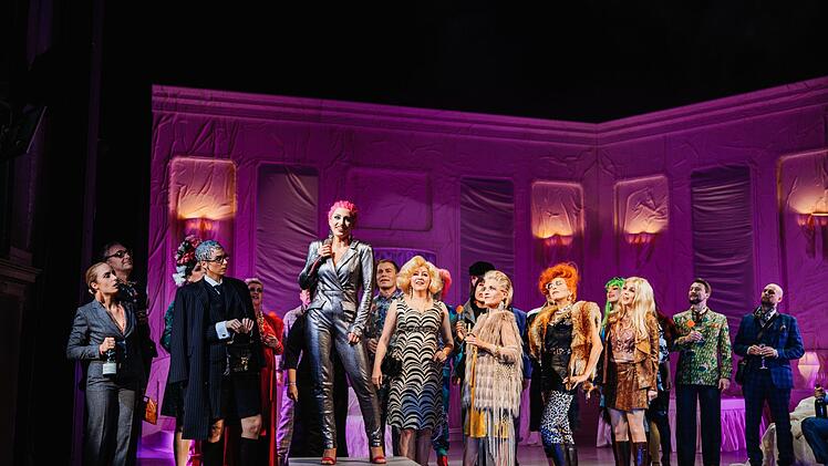 Turbulent und bunt: Szene aus der Coburger Neuinszenierung der Strauß-Operette "Die Fledermaus" am LandestheaterFoto: Sebastian Buff