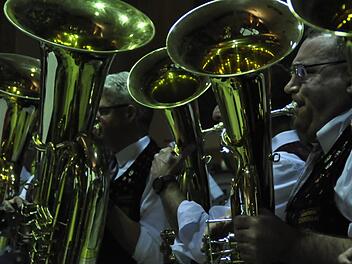 Die Trachtenkapelle des Musikvereins Schondra unterhielt mit böhmischer Musik ihre "Geburtstagsgäste". Foto: Peter Klopf