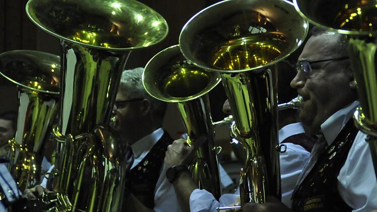 Die Trachtenkapelle des Musikvereins Schondra unterhielt mit böhmischer Musik ihre "Geburtstagsgäste". Foto: Peter Klopf