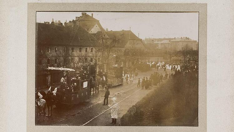 Beim Faschingsumzug 1885 wurden die "Bierpanscher" mit zwei Motivwagen thematisiert. Die Geschehnisse hat nun auch Christian Fiedler aufgeschrieben. Quelle: Staatsbibliothek Bamberg, Repro: Gerald Raab
