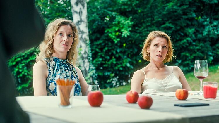 Christiane (Franziska Hackl, links) und Miriam (Franziska Weisz) diskutieren die neusten Erkenntnisse.