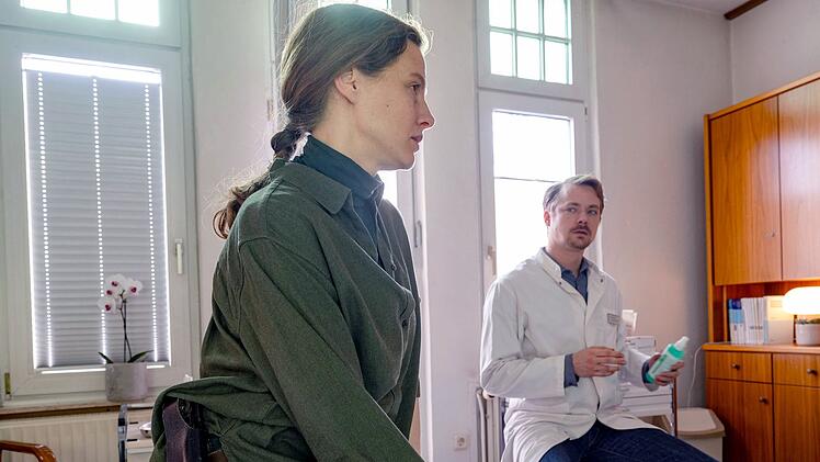 Eine Begegnung der etwas anderen Art: W&auml;hrend Dr. Sommerfeldt (Sven Schelker) Ann Kathrin Klaasen (Picco von Groote) untersucht und eine Gastritis diagnostiziert, zitiert er den teuflischen Mephisto aus Goethes "Faust". Ann Kathrin ist gleichzeitig irritiert und angetan von dem charismatischen Arzt.