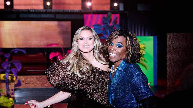 Billy Porter w&auml;hlt gemeinsam mit Heidi Klum die Top Ten aus.