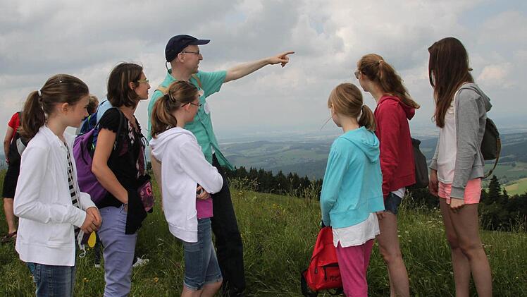 Christoph Starz zeigt Virginie Paugam und ihren Töchtern Lucile und Lenair (beide in Weiß) die Rhön. Seine eigenen Töchter Johanna (von rechts), Katharina und Caroline sind beim Ausflug mit dabei.