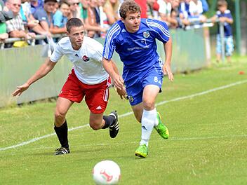 Vor 1200 Zuschauern spielten Yannik Johnen (rechts) und der ASV Weisendorf Katz und Maus mit den Poxdorfern um Tobias Eichinger, die nach der Pause müde wirkten. Fotos: herzopress (7); Uwe Kellner (3)