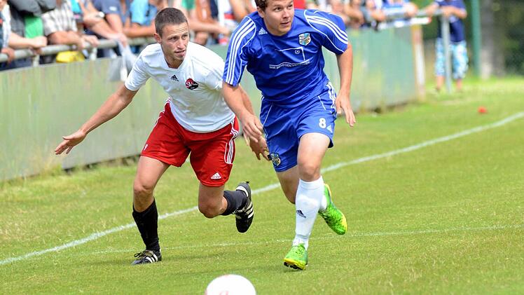 Vor 1200 Zuschauern spielten Yannik Johnen (rechts) und der ASV Weisendorf Katz und Maus mit den Poxdorfern um Tobias Eichinger, die nach der Pause müde wirkten. Fotos: herzopress (7); Uwe Kellner (3)
