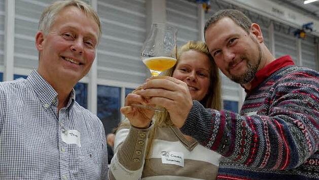 Ansto&szlig;en auf das "Lofotpils" vom Polarkreis: Brauereibesitzer Thorvaldur Gunnlaugsson mit seinem Braumeister Clemens Neumann und dessen Lebensgef&auml;hrtin Claudia Hasenbein. Foto: Markus Raupach